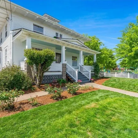 Beautiful 4 bedroom! Hot Tub, Fabulous Downtown Newberg Location!
