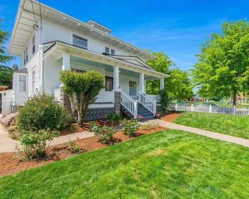 Beautiful 4 bedroom! Hot Tub, Fabulous Downtown Newberg Location! Hotels in Newberg