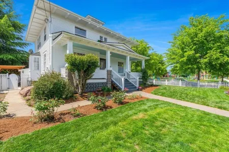 Beautiful 4 bedroom! Hot Tub, Fabulous Downtown Newberg Location!