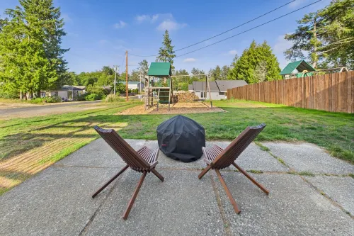 Playground/Hot Tub/Pets OK ~ Remodeled Retreat for 9