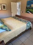 Charming. permitted cottage, short walk to Paia town & beach.STPH 2013/0004