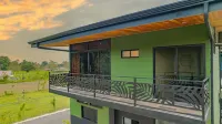 Casa Esmeralda-5min to La Fortuna, King beds BBQ & pool, parking on property