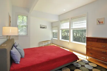 UNIQUE 36 ACR Waterfalls, Steam Shower, BIG Sandbox, Pool Table HOT TUB, POOL Отели рядом с достопримечательностью «Napping Horse Farm»