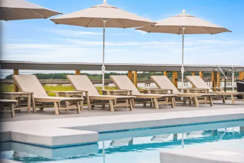 Waterfront Marina Access and Cozy Pool - Luxurious Cottage Escape Hotel a Georgetown