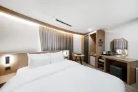 Hound Hotel Jeonju Junghwasan