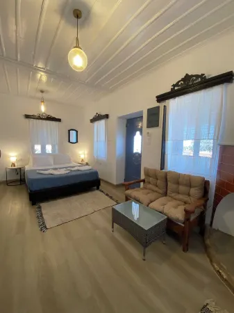 Island Stone house 15m from the beach. Отели в г. Самос