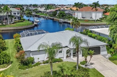 SUPERB! LOCATION! 1 BLOCK 2 FISH VILLE MODERN HOME-HEATED SALT POOL-SPA-E BIKES