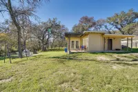 Cozy Bandera Cottage w/ Medina River Access! - parking