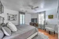 كوخ رائع بباتيو وموقد، يقع بالقرب من الشارع الرئيسي!!