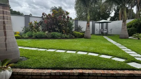 Pemabwe Guest Lodge Отели рядом с достопримечательностью «Roman Catholic Church»