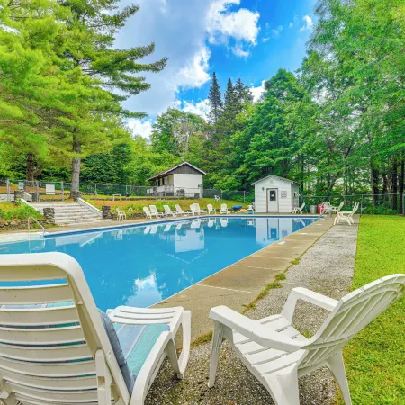 Pet-Friendly Home w/ Deck: 4 Mi to Jay Peak Resort
