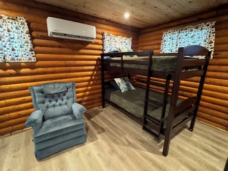 Adorable Log Cabin on Back Country Road with Peace, Quiet, All Amenities of Home