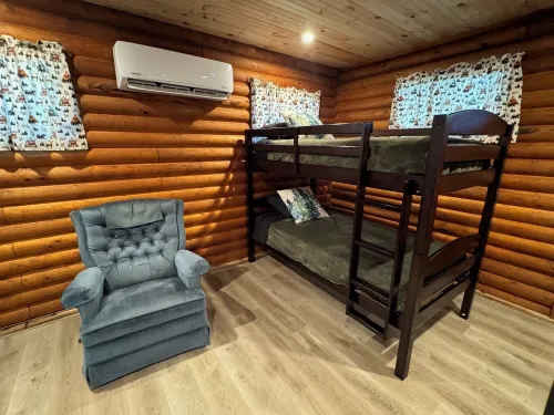 Adorable Log Cabin on Back Country Road with Peace, Quiet, All Amenities of Home