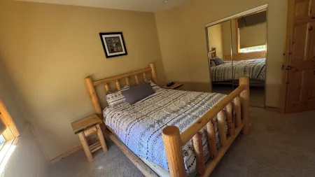 Huge Retreat in Exclusive Neighborhood - 2 Master Bedrooms