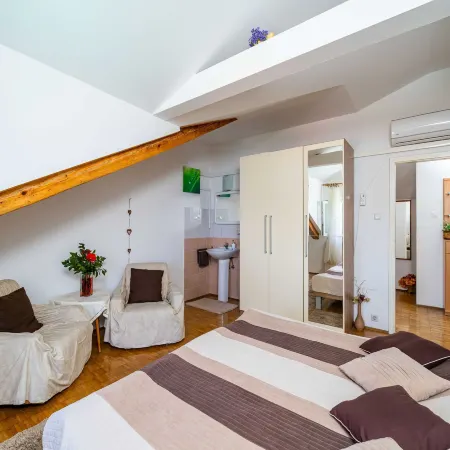 Apartments & Rooms Mara & Petrunjela - One Bedroom Apartment with Balcony and Sea View