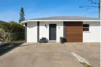 MODERN/Mins to Beach/walk to dwtn/Free parking Hotels near Fred Howard Park