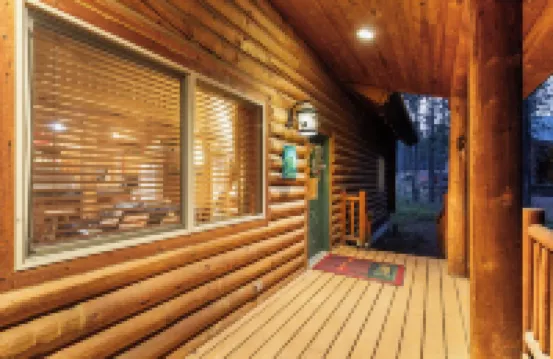 30 minutes to Yellowstone Stillwood Cabin Retreat with Hot Tub and Fire Table