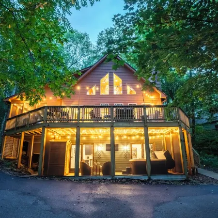 Boutique Chalet - Hiking, Hot Tub, Sauna, Fire Pit, Pizza Oven & Gameroom