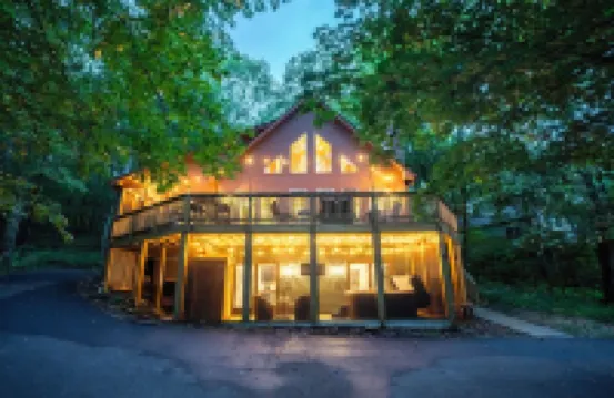 Boutique Chalet - Hiking, Hot Tub, Sauna, Fire Pit, Pizza Oven & Gameroom