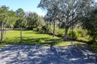 坦帕-布蘭登紅頂飯店