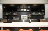 ฮอลิเดย์ อินน์ & สวีทส์ เฟย์เอตต์วิลล์ ดับเบิลยู-ฟอร์ต แบร็กก์ แอเรีย บาย IHG - ที่มีบาร์