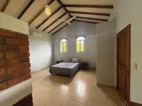 3-bedroom house in Cool Manzano Número 1 with large pool steps to the Pacific. Pulpería Garcia Uriza周辺のホテル