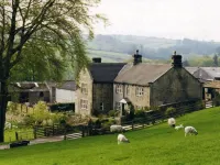 Well appointed cottage on a working hill farm Hotels in Otley