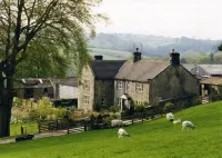Well appointed cottage on a working hill farm Hotels in Otley