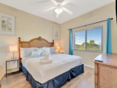 Bayview Balcony Condo, Hot tub & pool & Rum Bar! Hotels near Walter Fuller Complex