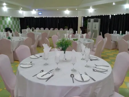 Beniks Courtyard Hotel Отели в г. Илорин