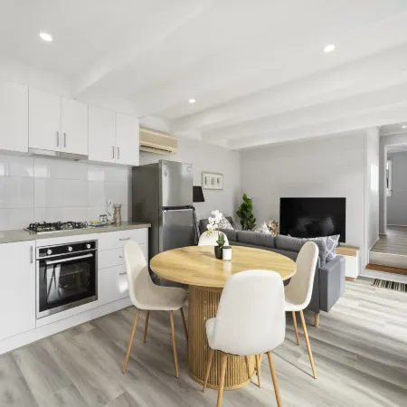 2-Bed Rosebud Apartment with BBQ & Garden