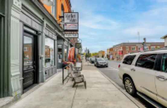 Luxurious 'litfin Loft' - Walk to Main St Akron