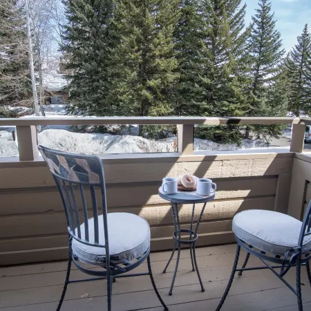 Bluff Condo + Free Guest Passes to Elkhorn Resort Amenities Included!