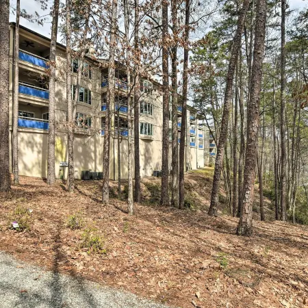 Lake Keowee Resort Condo w/ Balcony & Pool Access!