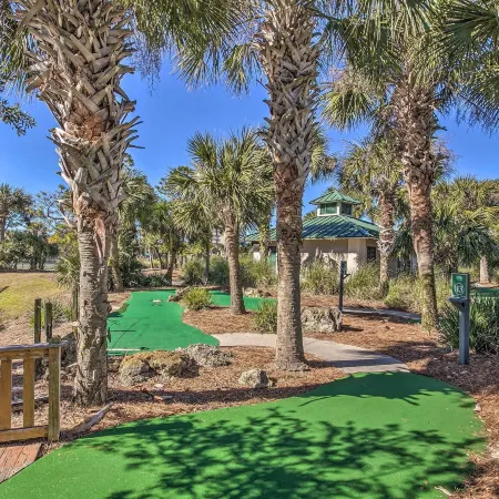 Studio w/ Pool Access - Walk to Miramar Beach!