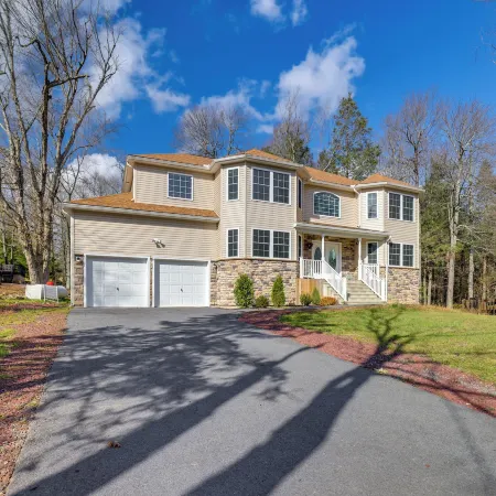 Hot Tub + Lake Access: Spacious Tobyhanna Home