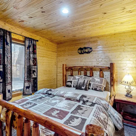Hot Tub & Fire Pit: Wooded Indiana Escape