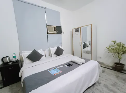 Hotel Hauz Khas Fort View Hotel dekat Hauz Khas Village