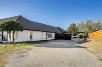 Granbury Studio - 10 Mins from Town + the Lake! - Pet friendly