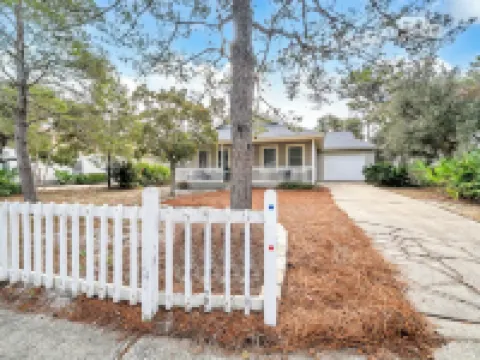 3 Blks to Beach, Close to Shopping! Screened Porch! 1 King/2 Twins/Sofa Sleeper!