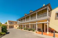 Clifton Motel & Grittleton Lodge - parking