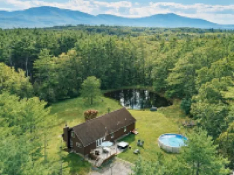 Bear House Catskills: Private Pool, Pond & Hot Tub, Work & Dog-Friendly カイロのホテル