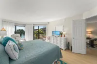Completely renovated one bedroom on the beach, 65' Samsung TV tennis, pool.