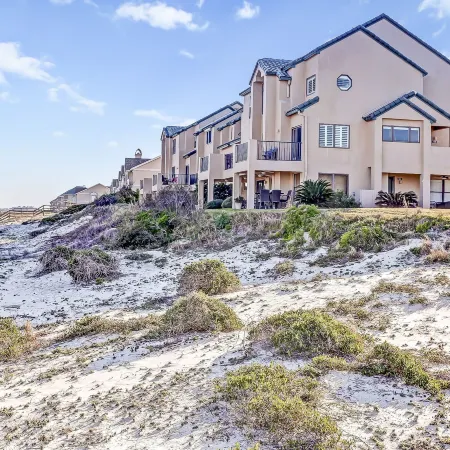 Lovely Oceanfront Townhome w/Free WiFi, Central AC, Shared Pool, Private W/D
