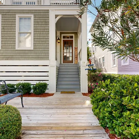 Luxury Cottage With Pools & Multiple Decks, 1/2 Block to Beach