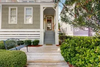Luxury Cottage With Pools & Multiple Decks, 1/2 Block to Beach - 3-Star