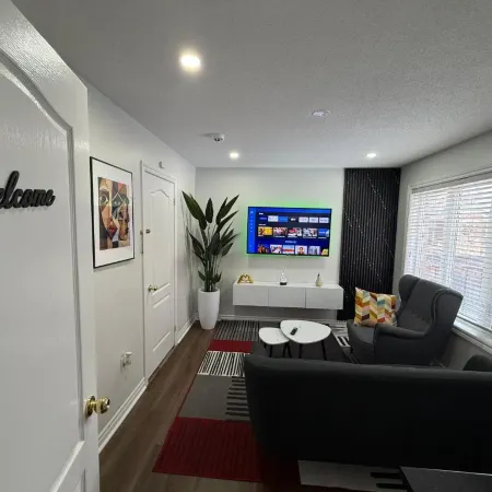 Cozy Two-Level Apartment with Separate Entrance in Brampton Отели в г. Брамптон