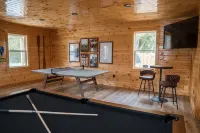 Cabin w/ Firepit~Pickleball~Arcade Games~River Boat Ramp~20 Min Lake Cumberland
