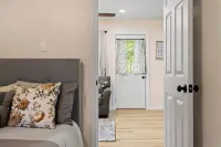 Cozy 1BR Cottage with Firepit Close to Downtown - balcony