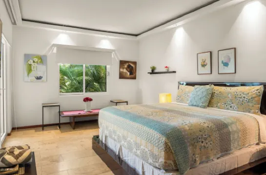 Eagle Beach Area Sunset Getaway w/King Bed